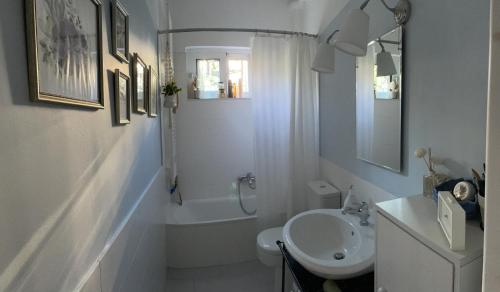 une salle de bain blanche avec un lavabo et des toilettes dans l'établissement A1 Kalamata Rent, à Kalamata