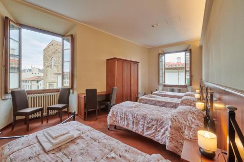 Pokój hotelowy z 4 łóżkami i balkonem w obiekcie Casa Santo Nome di Gesu we Florencji