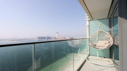 Luxury 2BR, Panoramic Sea Views and Beach Access