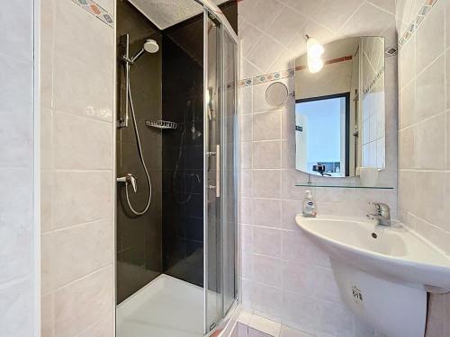 un bagno con doccia e lavandino di Le Thalio - Swimming pool - Air conditioning a Gruissan