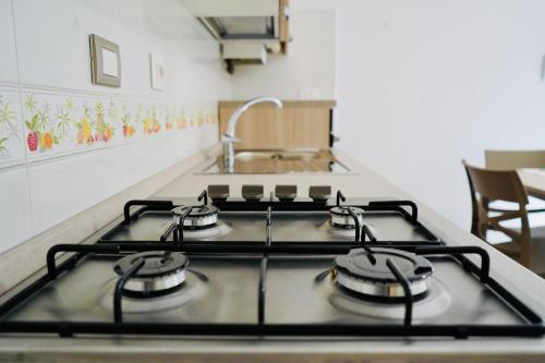 a stove top in a kitchen with a sink at Nido di mare in San Benedetto del Tronto