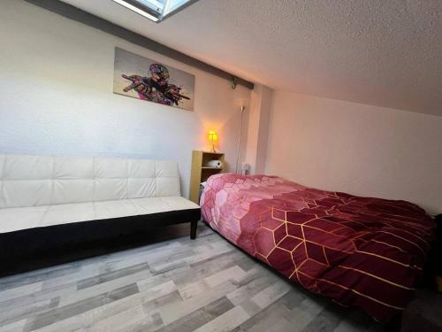 une chambre avec un lit et un canapé dans l'établissement Coul, à Valras-Plage