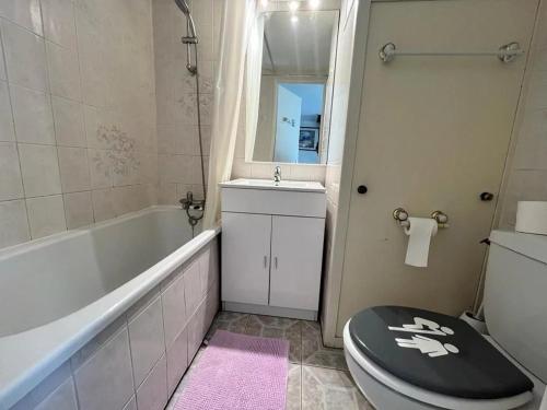 une salle de bain avec toilettes, lavabo et baignoire dans l'établissement Coul, à Valras-Plage