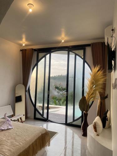 1 dormitorio con una gran puerta de cristal con vistas en White cloudy, en Gretek