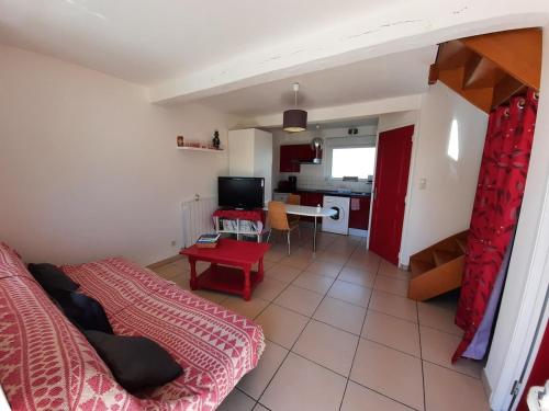 un salon avec un lit et une cuisine dans l'établissement CHARMANTE PETITE MAISON BRETONNE T1bis vue mer et nature, à Plougonvelin