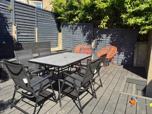 ein Tisch und Stühle auf einer Terrasse in der Unterkunft Modern and comfortable stay in Morecambe in Morecambe