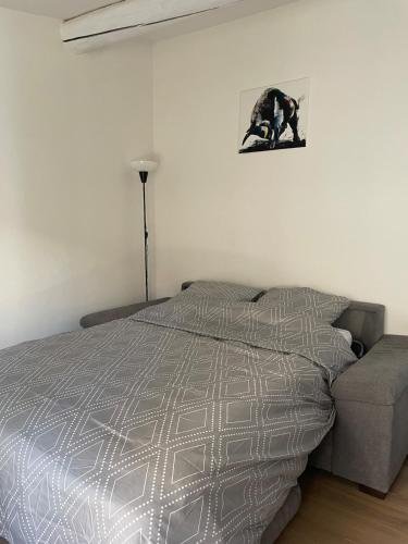 - une chambre avec un lit avec un snowboard sur le mur dans l'établissement La Parenthèse Faréenne - La Fare les Oliviers, à La Fare-les-Oliviers