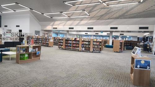 una biblioteca con muchos libros en exposición en check in 11am check out 2pm in Riverton, en Perth