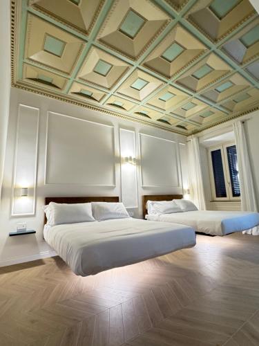 1 Schlafzimmer mit 2 Betten und Kassettendecken in der Unterkunft Gv Suite Collection - San Pietro Dome in Rom