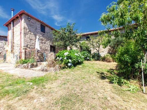 zewnętrzny widok na kamienny dom z ogrodem w obiekcie Traditional Apartment in Ribeira Sacra with Garden w mieście Castillón
