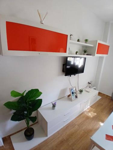 a room with a desk with a tv on a wall at Bonito piso de 2 habitaciones in Híjar
