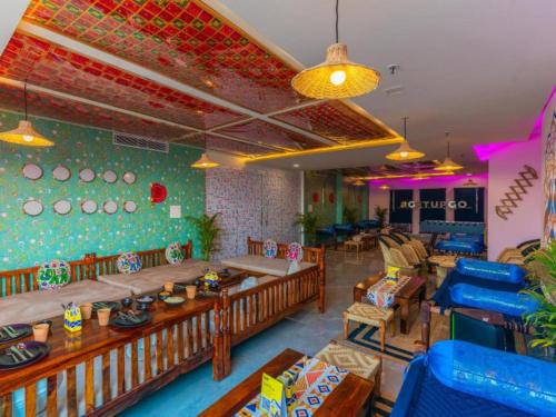 Un restaurante con mesas y sillas en una habitación. en The Hosteller Amritsar, Near Golden Temple, en Amritsar