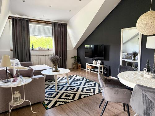 Televízia a/alebo spoločenská miestnosť v ubytovaní Elysian Apartments