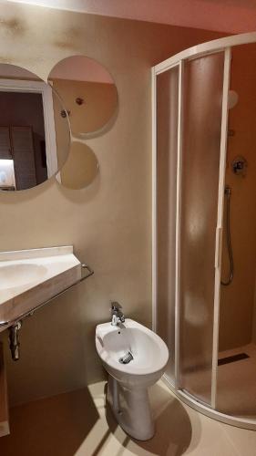 une salle de bains avec douche, toilettes et lavabo dans l'établissement Hotel Gardenia, à Bellaria-Igea Marina