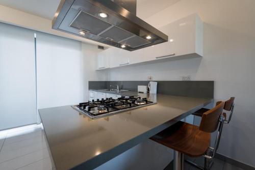 セントジュリアンズにあるVBH penthouse St Julian'sのキッチン(コンロ付きカウンター付) トップオーブン