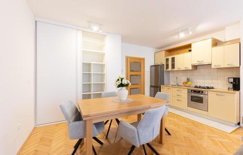 1 Bedroom Cozy Apartment In Makarska