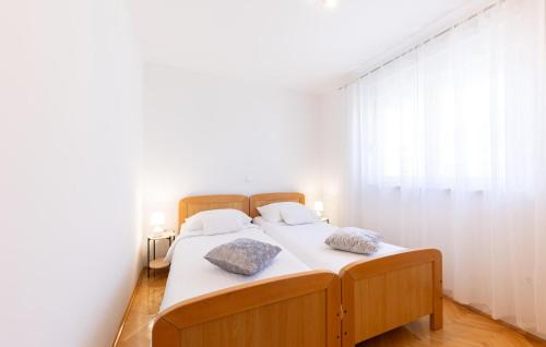 1 Bedroom Cozy Apartment In Makarska