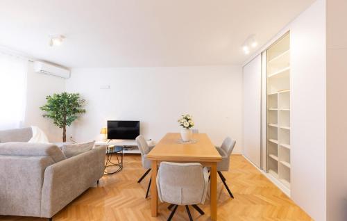 1 Bedroom Cozy Apartment In Makarska