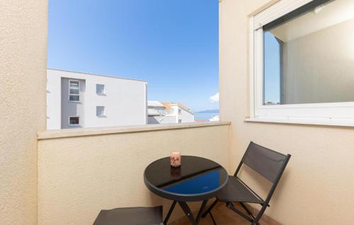 1 Bedroom Cozy Apartment In Makarska