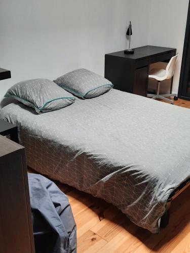 - une chambre avec un lit, un bureau et une chaise dans l'établissement Location pour 4 personnes avec piscine, à Pessac