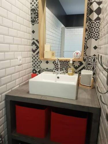 une salle de bain avec un lavabo blanc et un miroir dans l'établissement Location pour 4 personnes avec piscine, à Pessac