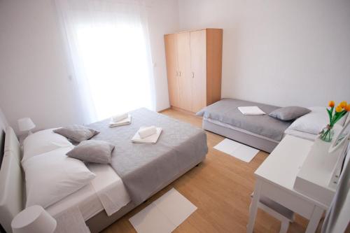 Apartment Aura Maris with Pool & Parking