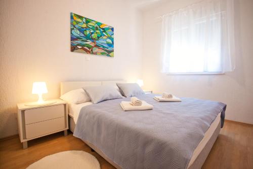Apartment Aura Maris with Pool & Parking