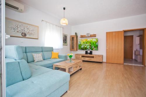 Apartment Aura Maris with Pool & Parking