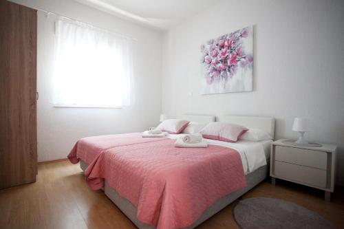 Apartment Aura Maris with Pool & Parking