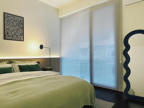 una camera da letto con un letto e una grande finestra di Charming Minimal 3BR Home Near BTS Ari, Bangkok a Sathani Bang Su