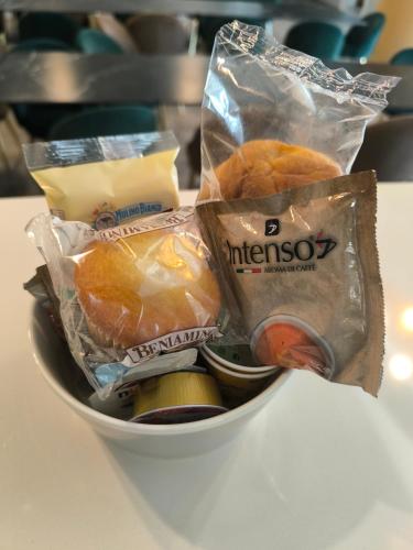 een kom eten zittend op een tafel bij Archè Agriturismo in Gioia del Colle