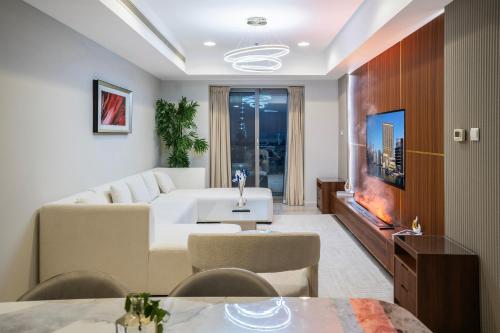 13P-Sea View Apartment in Dubai Marina with Pool & Balcony
