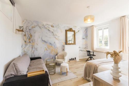 un salon avec un canapé et un mur en marbre dans l'établissement Séjour familial haut de gamme spa et confort près des plages du Débarquement, à Sommervieu