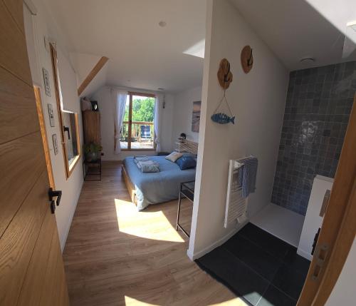 a bedroom with a bed and a bathroom at Villa Namasté SPA Hammam port & Mer in La Trinité-sur-Mer