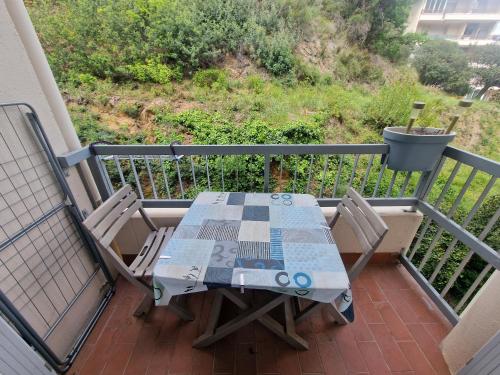 une table et des chaises sur le balcon d'une maison dans l'établissement Appartement entre mer et montagne, à La Celle-sous-Gouzon