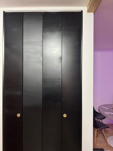 - une rangée de casiers noirs dans un dortoir dans l'établissement Charming studoi kuilopil, à Chalon-sur-Saône