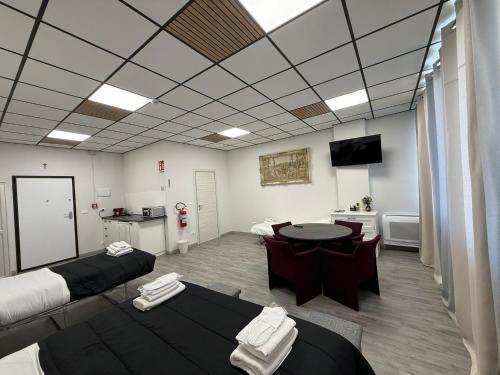 カステル・マッジョーレにあるLoft Officeのベッド2台とテーブルがある部屋