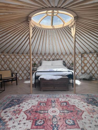 Postel nebo postele na pokoji v ubytování The Skye Yurt