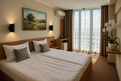 Postel nebo postele na pokoji v ubytování Yerevan Resident Hotel