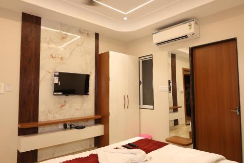 Μια τηλεόραση ή/και κέντρο ψυχαγωγίας στο Hotel Trinetra Inn