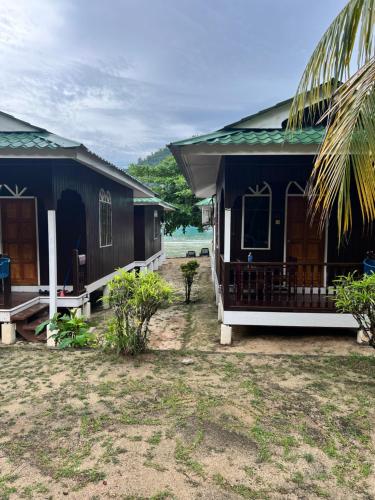 a couple of cottages sitting next to each other at Mama's Chalet Pulau Perhentian Besar in Perhentian Island