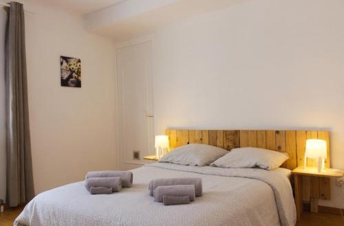 une chambre avec un grand lit avec deux serviettes dessus dans l'établissement Vue sur les montagnes, à Grignon