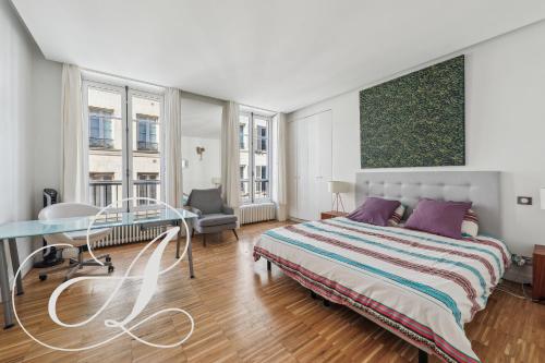 une chambre avec un lit et une table en verre dans l'établissement Philosophy, luxury apartment for 6 in Madeleine, à Paris