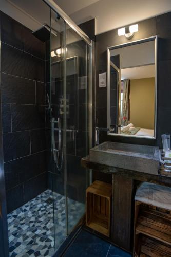 une salle de bain avec une douche en verre et un lavabo dans l'établissement Auberge U Mulinu, à Casalabriva