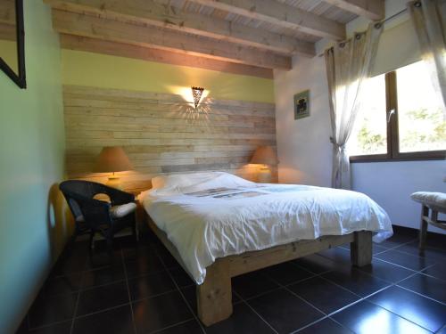 une chambre avec un lit, un bureau et une fenêtre dans l'établissement Villa Retreat with Pool and pets, à Vélieux