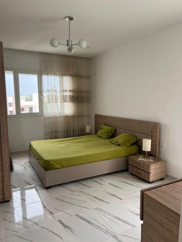 Un pat sau paturi într-o cameră la Magnifique étage de villa spacieuse a Monastir
