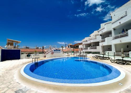 Modern apartment, heated pool & 2 terraces