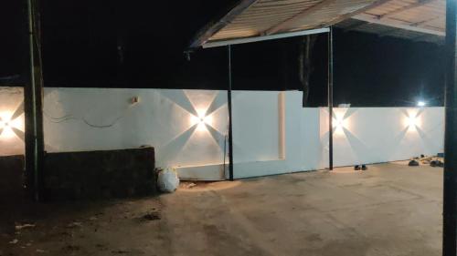 ein Raum mit Lichtern an der Seite einer Wand in der Unterkunft Hill View Residence in Sringeri