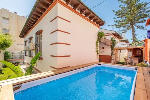 マラガにあるBeautiful Villa with Poolの家の前のプール