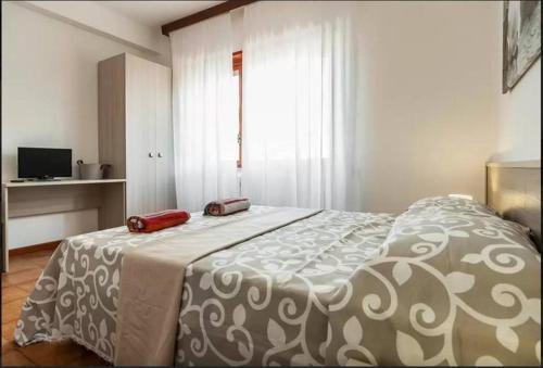 um quarto com uma cama com duas almofadas vermelhas em House Via Manzoni em Terracina